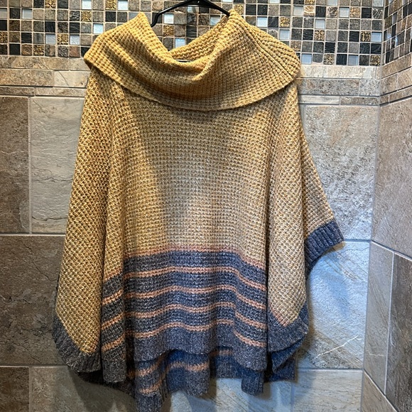 Poncho turtleneck sweater - Picture 2 of 3